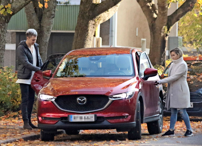 Nellin menopeli on Mazda CX-5 -maasturi, joka on automerkin maahantuojan nimissä. Hintaa autolla on noin 50 000 euroa.