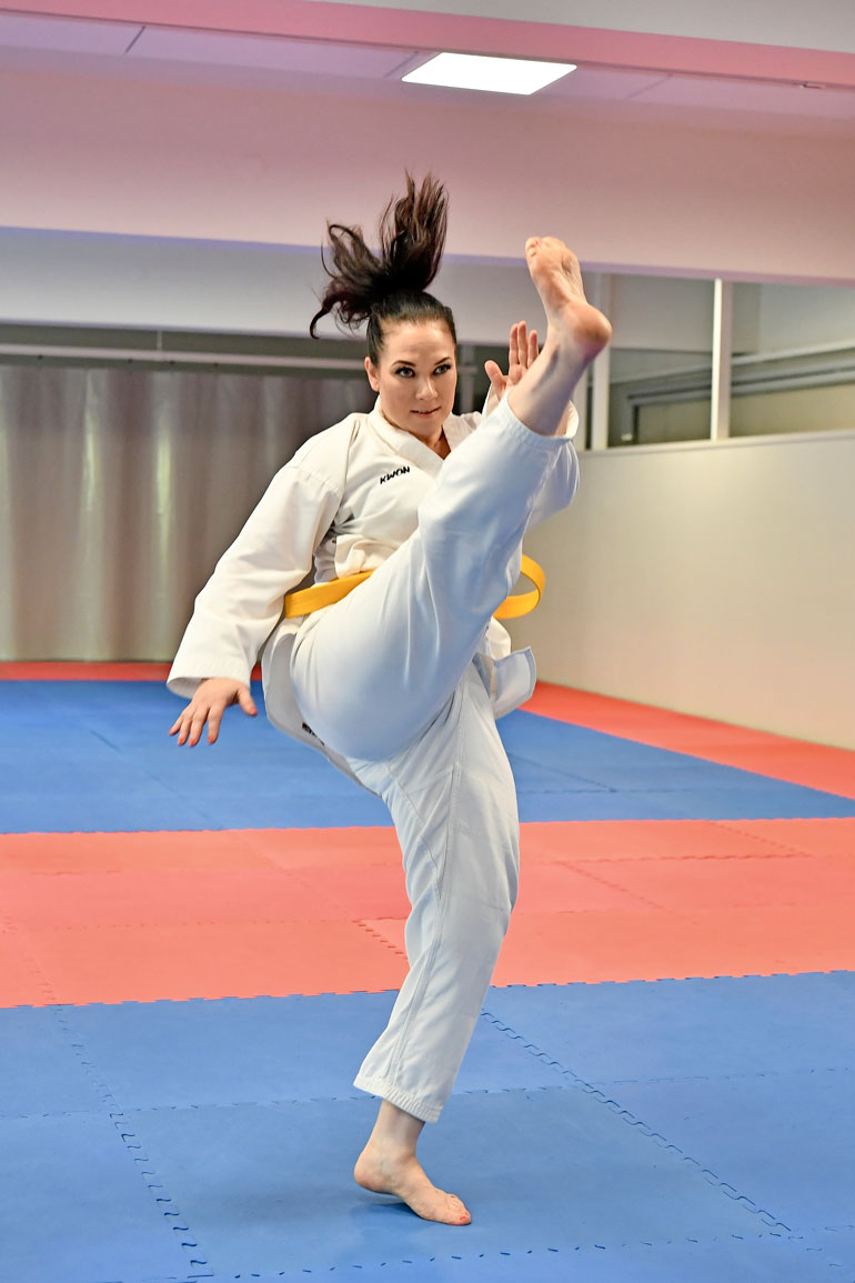 Tiina harrastaa taekwondoa.