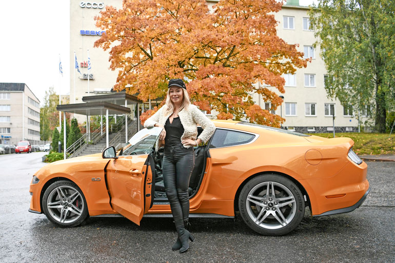 Mustangin muskelit tekivät vaikutuksen Jennyyn. – Onhan tämä kieltämättä vähän erilainen auto kuin oma Nissan Micrani.