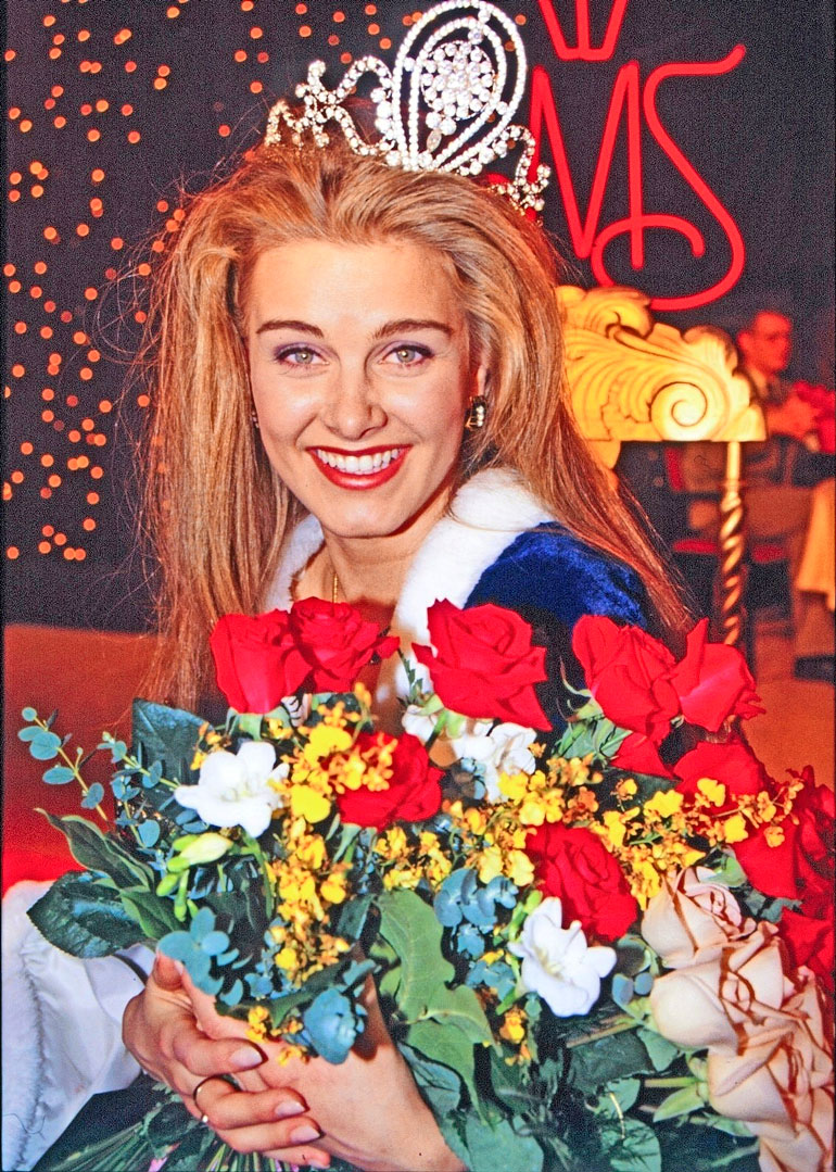 Tarja valittiin Suomen kauneimmaksi naiseksi vuonna 1993. Seiska oli tietysti paikalla kuvaamassa vasta-kruunatun Miss Suomen.