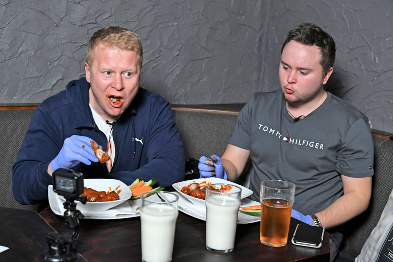 Carolina Reaper -wingsit polttavat suuta jopa puoli tuntia. Vain yksi asiakas on onnistunut syömään koko annoksen – Sampo sai syötyä yhden siiven.