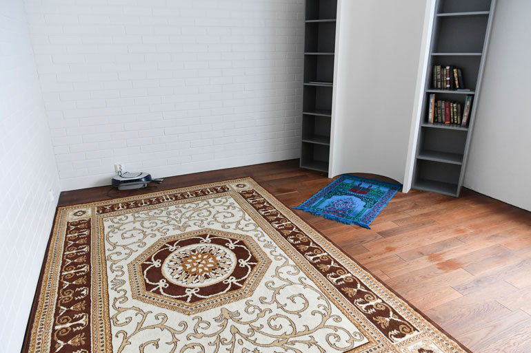 Vankilassa on myös rukoushuone muslimeille, mutta ei ole tietoa, käykö Bouanane siellä.