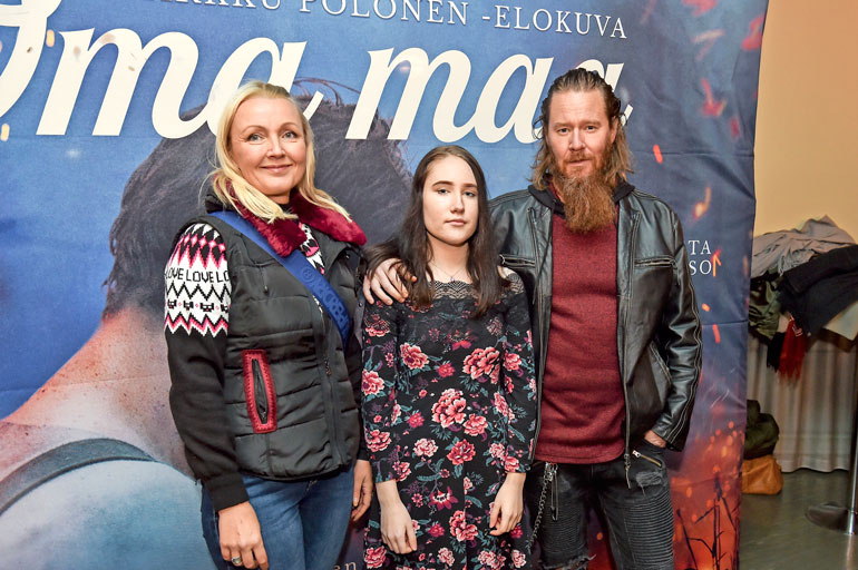 Jouni saapui Oma maa -elokuvan ensi-iltaan näyttelijävaimonsa Mari Perankosken ja tyttärensä Vilja Hynysen, 14, kanssa.