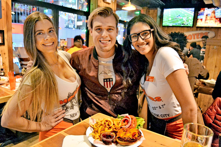 Hooter'sin baarittaria Alexaa ja Biancaa kiinnostivat Mr. Finlandin kokemukset Aasian Hooter'sista.