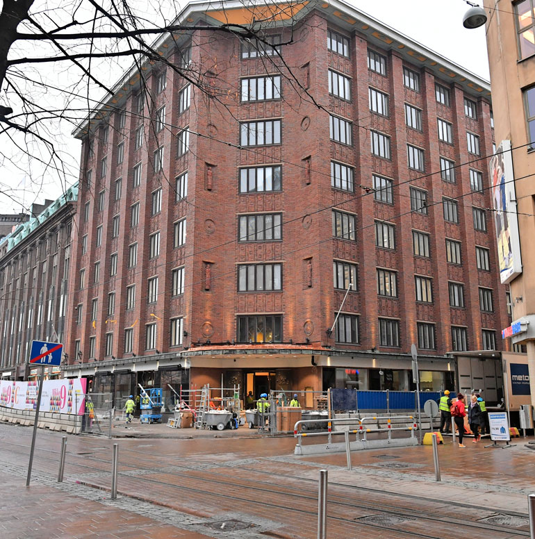 Vielä viime viikon lopulla Hansin uusi ravintola oli keskellä remonttia. Liiketila tunnetaan Planet Hollywood -ravintolasta, jossa vilisi aikoinaan maailmantähtiä. – Kutsuimme Oscar-voittaja Penélope Cruzin avajaisjuhliimme, mutta hänellä oli kiireitä leffaprojektien kanssa, Hans vitsailee.
