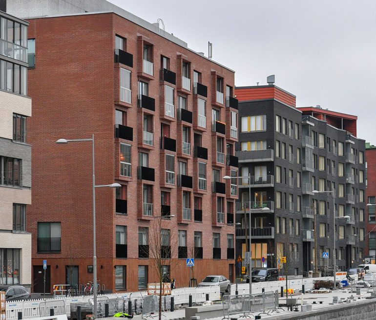 Alman ja hänen rakkaansa Helsinginkodista aukeaa näköala merelle. Mustikkamaan ja Korkeasaaren lenkkipolut ovat vain kivenheiton päässä.