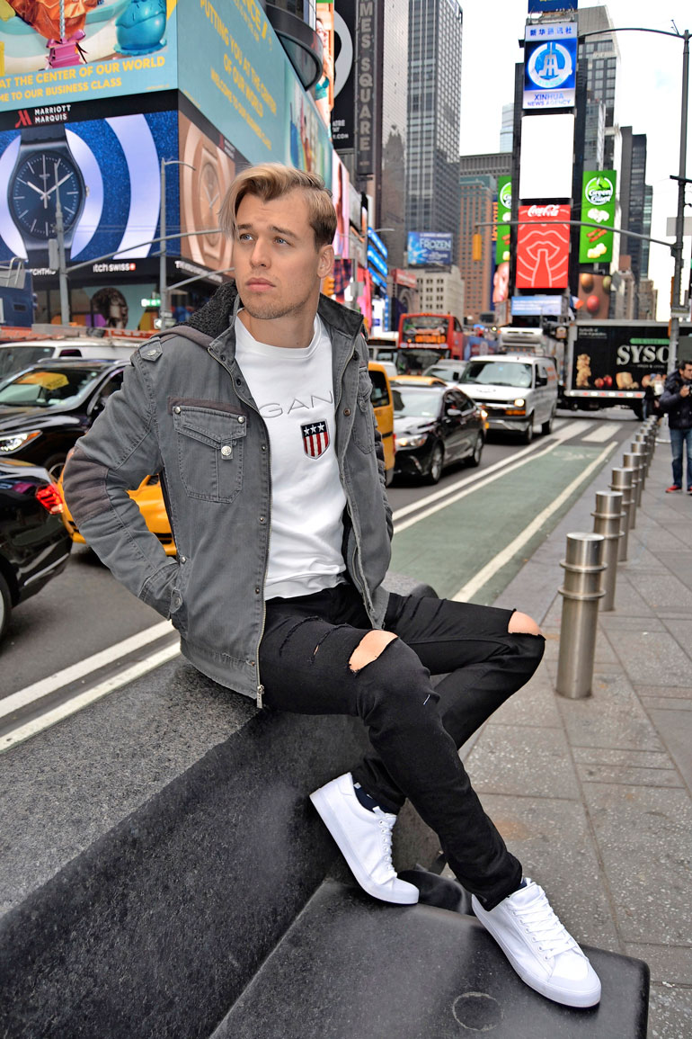 Times Square tarjosi vilkkaan urbaanimiljöön portfoliokuvien taustaksi.