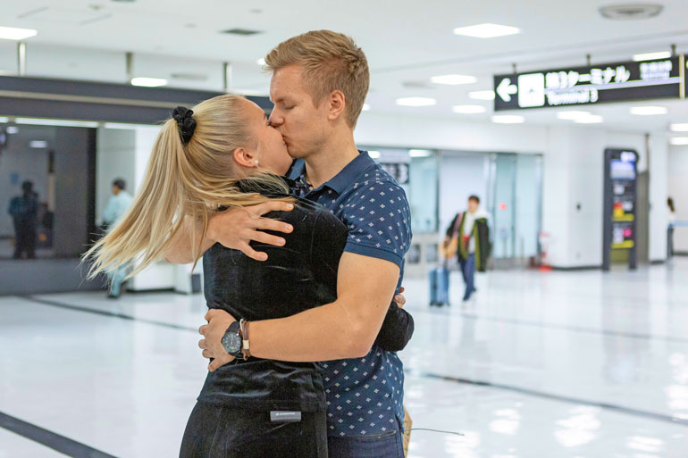 Alina ja Joonas viettivät Japanissa viisi päivää. – Joonas oli minua kentällä vastassa ruusujen kanssa.