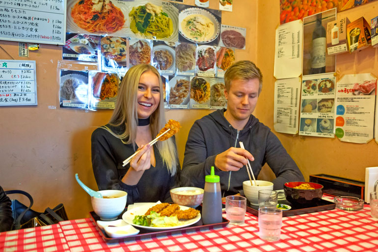 Joonas vei Alinan kantapaikkaansa illalliselle. – Riisiä ja nuudelia tuli syötyä päivittäin, Alina toteaa.