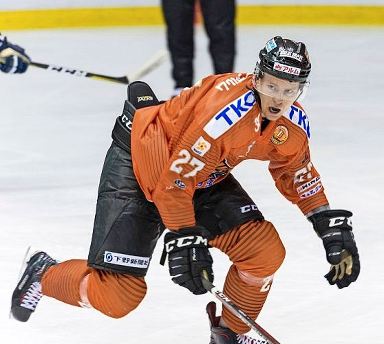 Japanilaiskiekon taso yllätti Joonaksen. – Maalivahtimme on pelannut NHL:ssä neljä peliä, ja jokainen osaa luistella tosi hyvin, Joonas sanoo. – Hyvät reisilihakset, Alina nauraa.