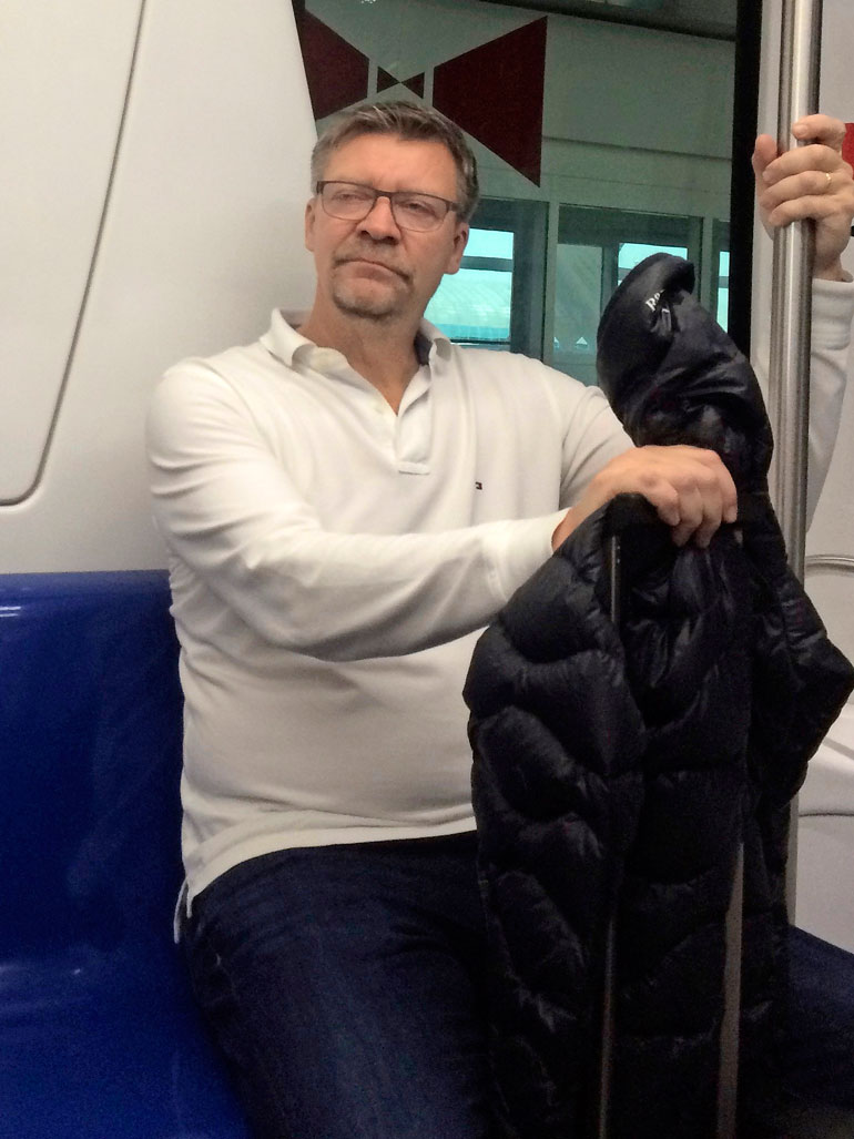 Jukka Jalonen oli torkahtaa lentokenttäjunassa.