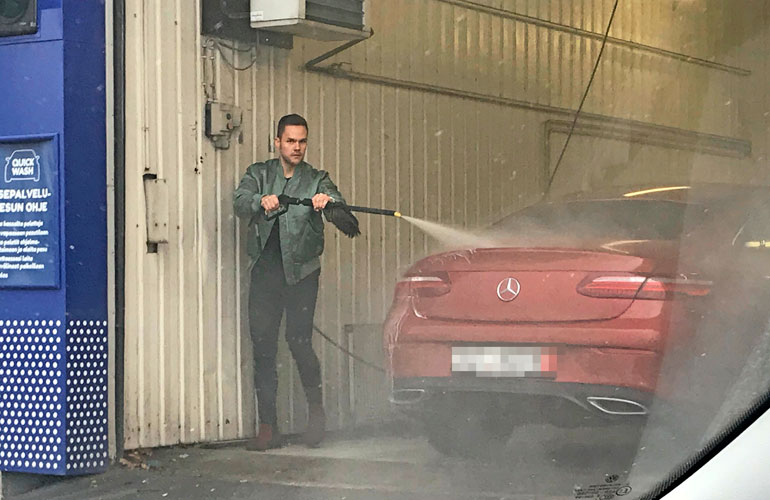 Ronny Roslöf pesi autoa.