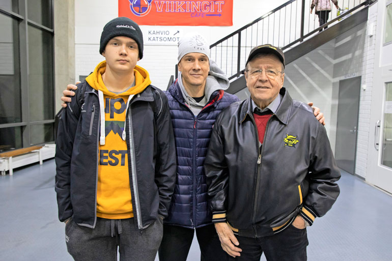Vuosaaren Viikinkien C-nuorten Paavo Lind, 15, isänsä, Jokeritlegenda Juha Lindin, 44, ja isoisänsä Arvi Lindin, 77, rinnalla.