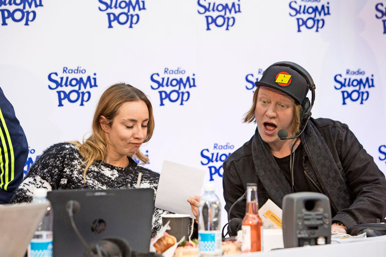 Annin kokkaus-into on tullut tutuksi myös Radio Suomi-Popin Aamulypsyn kuulijoille. – Jaajo (kuvassa) ja Juha inhoavat gazpachokeittoa, jota kokkasin heille aikanaan Neljän tähden illalliset -ohjelmassa.