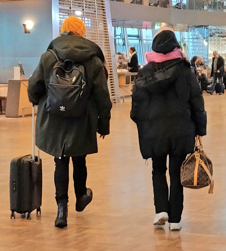 Ellinoora ja Samuli lentokentällä.