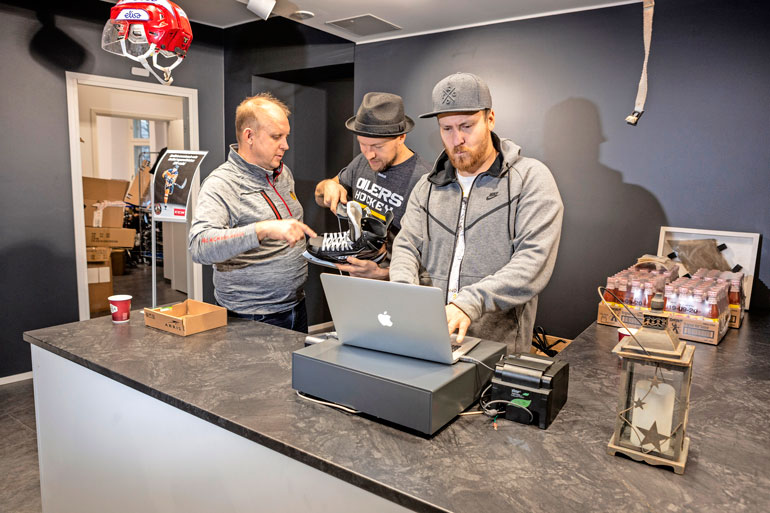 Yrittäjä Jyri Penttilä oli mielissään tulipalon jälkeen saamastaan tuesta, joka huipentui viime viikolla Hockey Corner -liikkeen uudelleenavaamiseen. Myyjinä asiakkaita ilahduttivat muun muassa Niklas Hagman ja Heikki Paasonen.