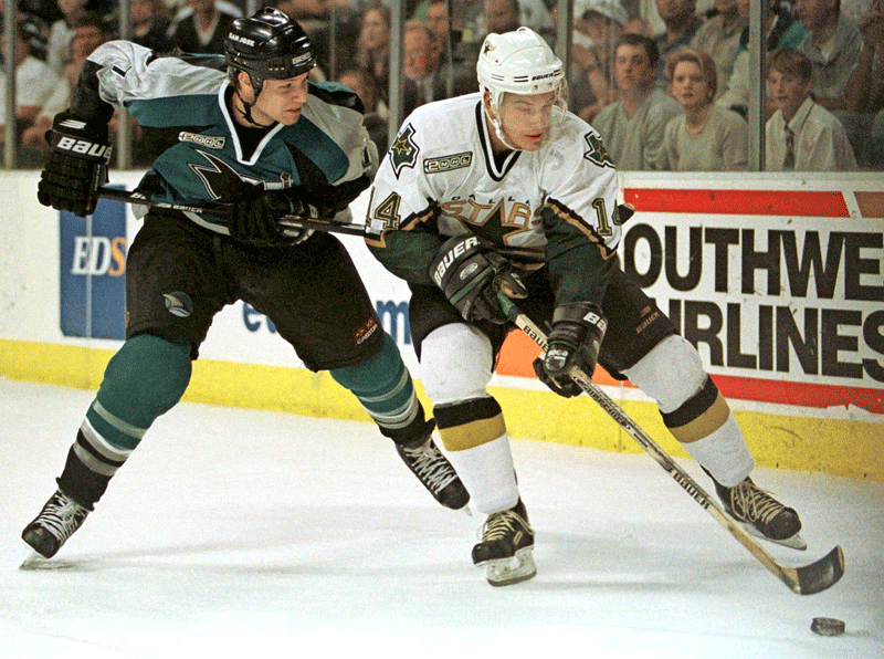 Arvin poika Juha Lind (oik.) kiekkoili NHL:ssä kaudet 1997-2001.