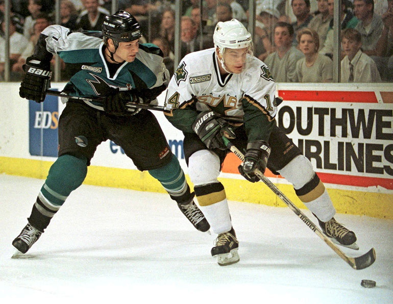 Juha Lind muistetaan Jokereiden 1990-luvun dynastian kulmapalana. Maajoukkuelaituri pelasi NHL:ssä 133 runkosarjaottelua Dallas Starsissa ja Montreal Canadiensissa.