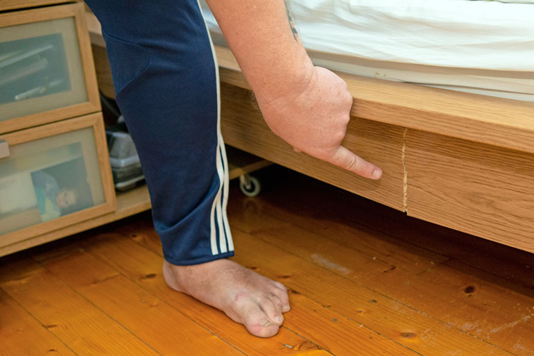 Henryn paino on jatkanut selittämätöntä nousuaan. Haastattelun aamuna hän oli noussut sängyllään istumaan, jolloin sänky petti alta.