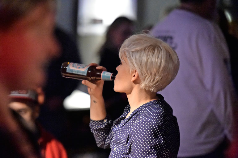 Anna joi hapanolutta suoraan pullonsuusta.