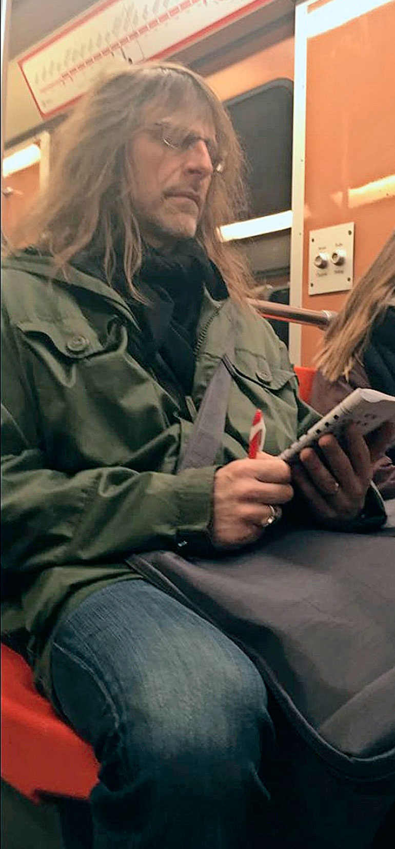 Jone Nikula metrossa.
