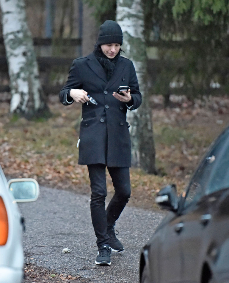 Mika lähti aamulla Miran asunnolta ja vei parin Urho-pojan päivähoitoon.