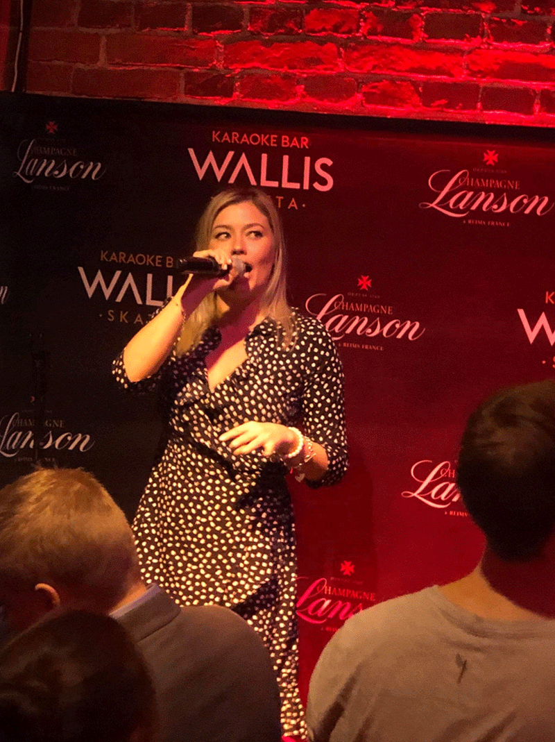 HELSINKI 14.12. KLO 23. Pusuttelun lomassa Jenny kiipesi karaokebaari Wallisin lavalle hoilaamaan hittibiisejä. – Hän intoutui myös ystävänsä taustatanssijaksi, karaokejuottolasta juorutaan.