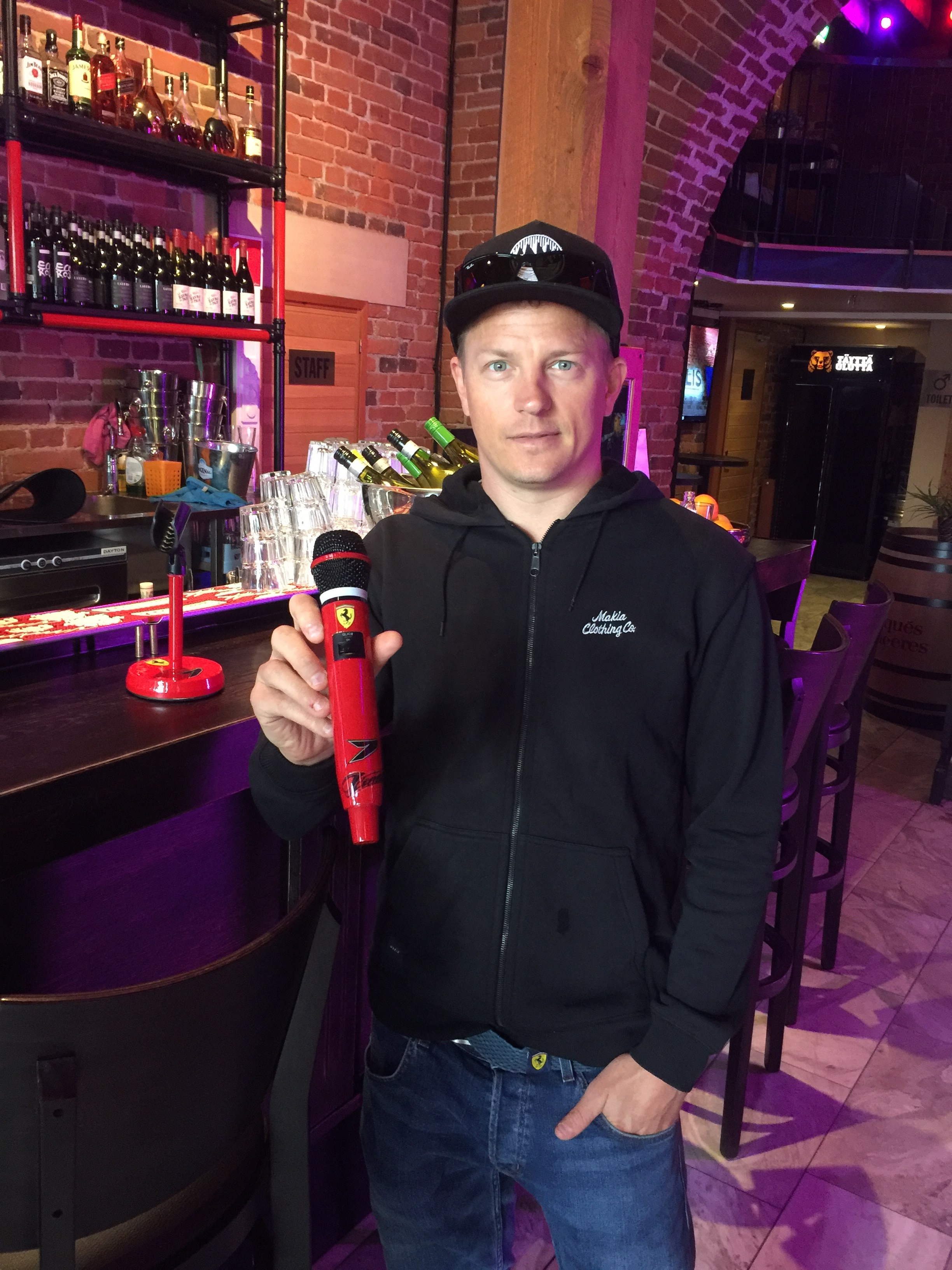 Kimi osaa ottaa tunnetusti ilon irti. Kuvassa suomalainen formulaässä poseeraa Ferrarin mikrofonin kanssa helsinkiläisessä karaokebaari Wallisissa.
