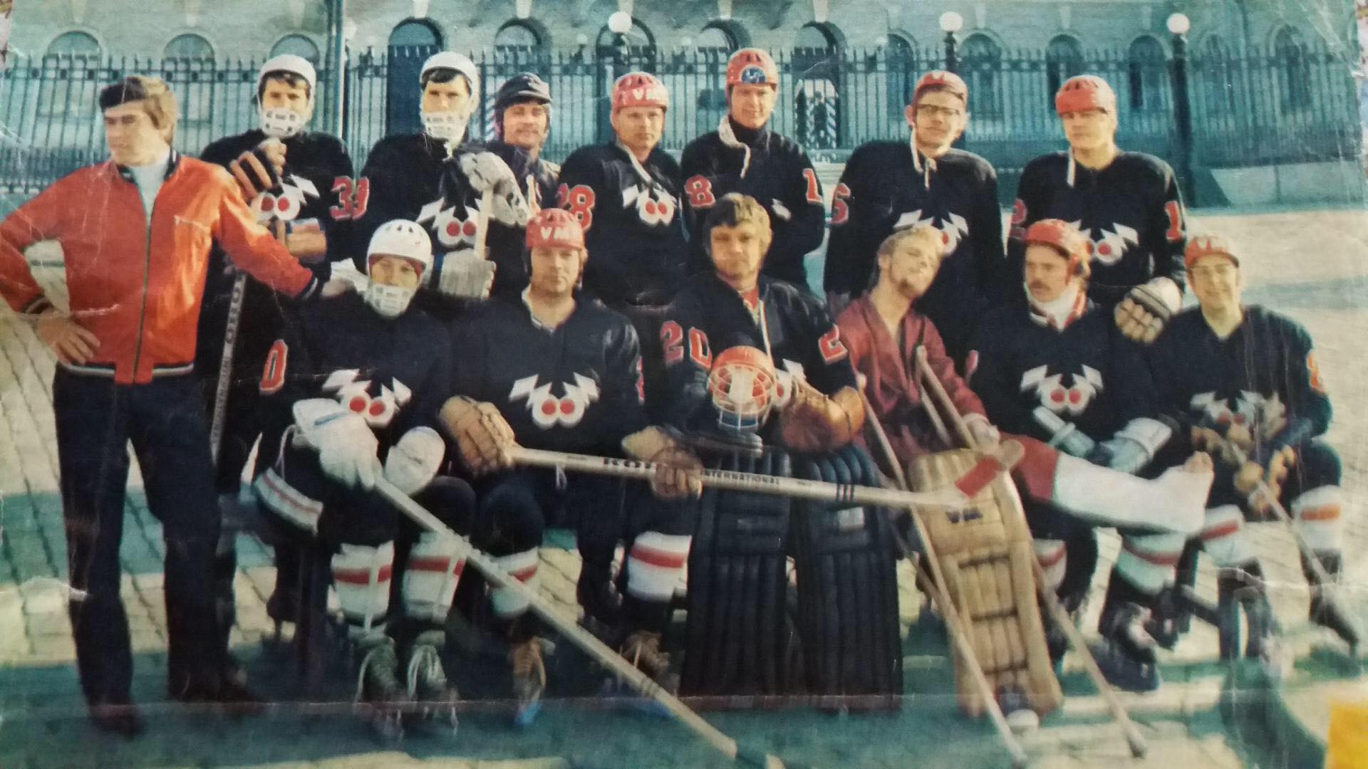 Zoomin kuuluisa joukkuekuva Presidentinlinnan edustalta vuodelta 1970. Alarivissä vasemmalta oikealle Markku Kuusla, Matti ”Pikkis” Kuusla, Jukka Virtanen, Vesa-Matti Loiri, Ere Kokkonen ja Seppo Kangas. Ylärivissä punaisessa pusakassa Zoomin silloinen toiminnanjohtaja Eero Lilja, Risto Salo, Martti Miettinen, Erkki Liikanen, Kari Lehtonen, Stefan Söderholm, Arto Tuominen ja Arvi Lind.