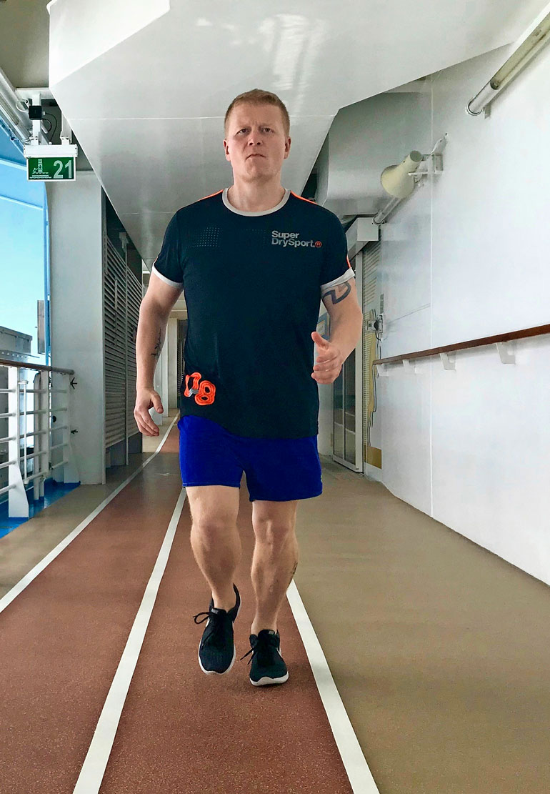 Sampo lenkkeili joka aamu laivan juoksuradalla.