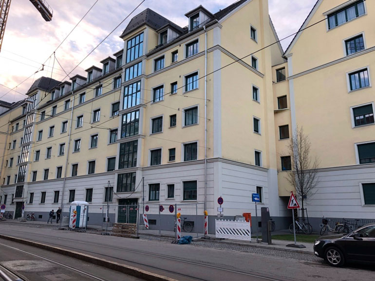 Petterin perheen koti Münchenissä on 130-neliöinen kerrostalolukaali puiston vieressä.