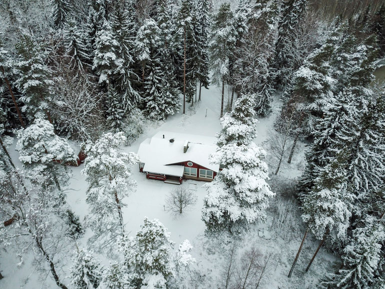 Huvilassa Sauli ja Jenni voivat kestitä vieraitakin, sillä rakennuksessa on kaksi makuuhuonetta. Olohuoneeseen tunnelmaa luo takka.