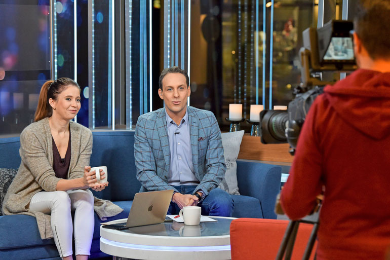 Nina Rahkola ja Jesse Kamras juontavat Huomenta Suomea Helsingin keskustasta, Akateemiseen kirjakauppaan rakennetusta studiosta. Herätys on molemmilla aamuneljältä.