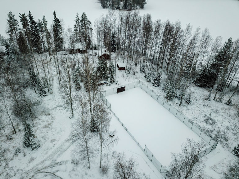 Saulin vanha kesäpaikka Salon Suomusjärvellä on saanut uutta ilmettä tenniskentän myötä.
