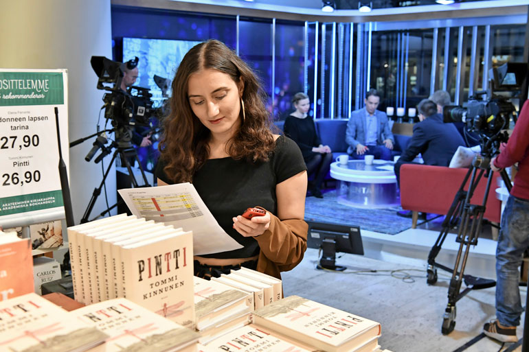 Studioemäntä Vanessa Ylimaz tarkastaa ajolistasta ohjelman kulkua.