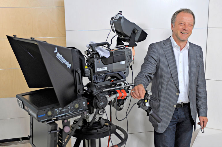 Uutisankkuri työpaikallaan Pasilan tv-studiolla vuonna 2009.