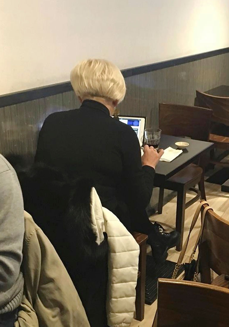 Helena Ahti-Hallberg lounasti yksin.