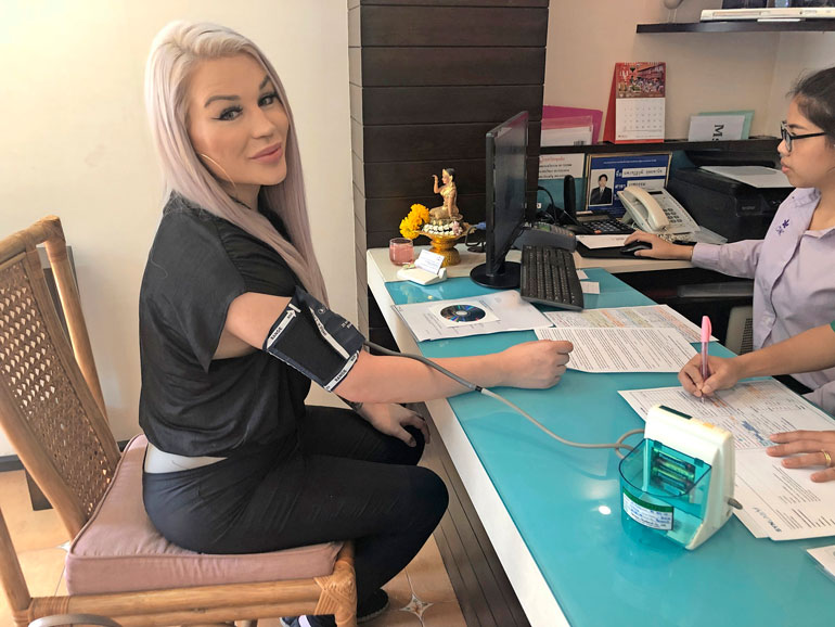 Ensimmäiseksi Sofialta mitattiin klinikalla verenpaine. Sitä ennen hänelle tehtiin Suomessa laajoja terveystutkimuksia, jotka saivat klinikalla jatkoa.
