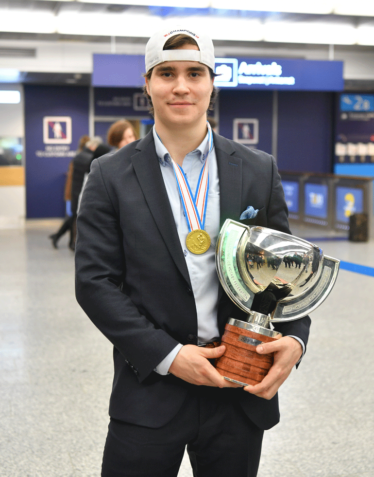 Suomen U20-kapteeni Aarne Talvitie esittelee "Poikaa", eli MM-pokaalia.