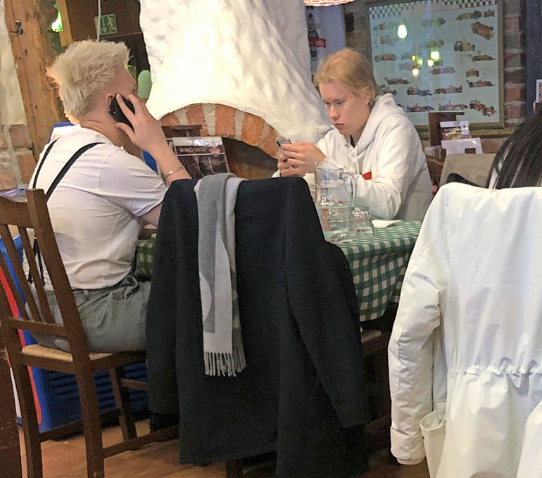 Arttu Lindeman ja Jaakko Parkkali lounastivat Lahdessa.