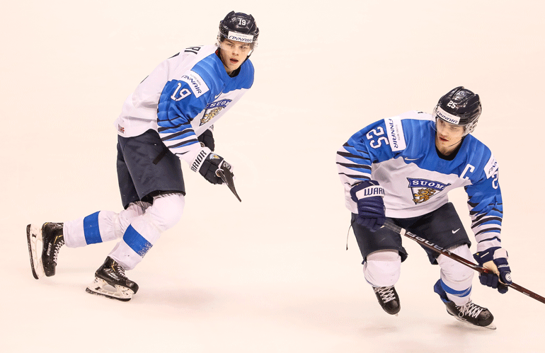 Nuorten Leijonien peli ei loksahtanut heti uomiinsa. Ykkösnyrkkikin alkoi toimia vasta sitten, kun kapteeni Aarne Talvitie (oik.) siirrettiin Rasmus Kuparin (vas.) ja Aleksi Heponiemen rinnalle.
