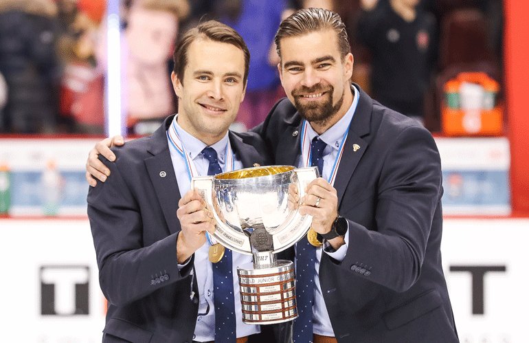 Päävalmentaja Jussi Ahokkaan lisäksi Nuorten Leijonien valmennustiimiin kuului mm. entinen NHL-ammattilainen Tuomo Ruutu.