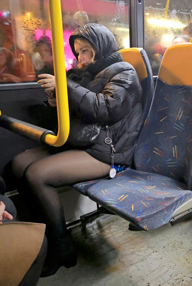 Tinni Wikström bussissa.