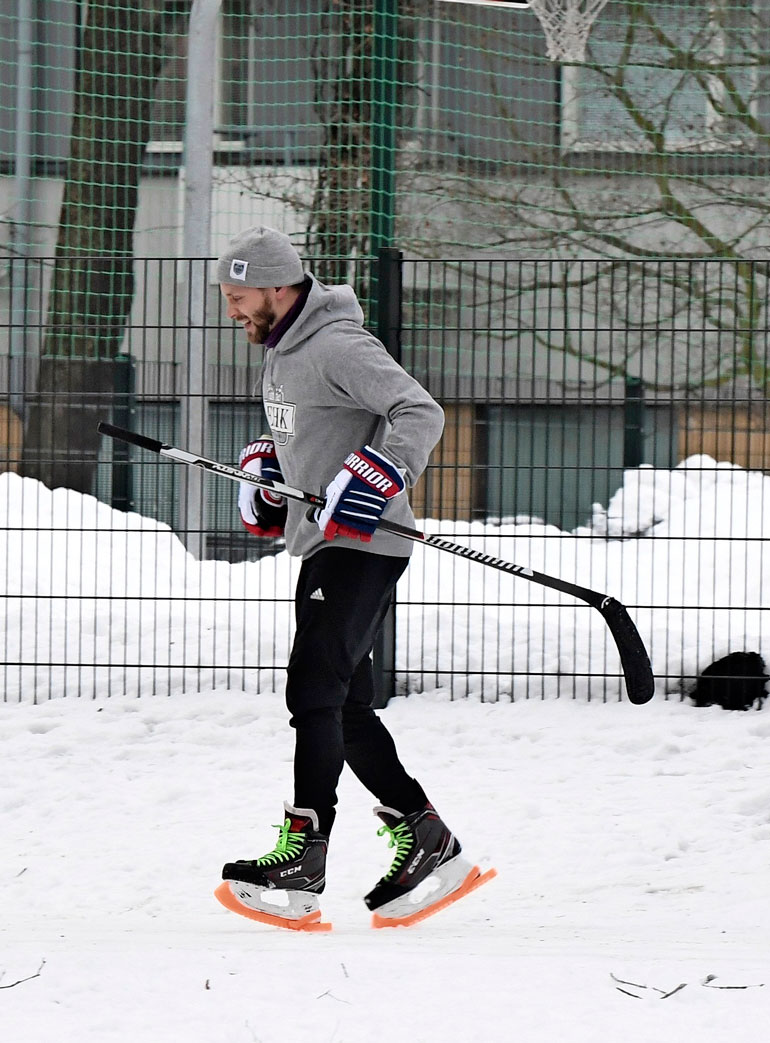 Reiska pujotti teräsuojat paikoilleen ja lähti lampsimaan kotia kohti.