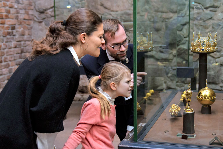 Kruununprinsessa Victoria ja prinsessa Estelle