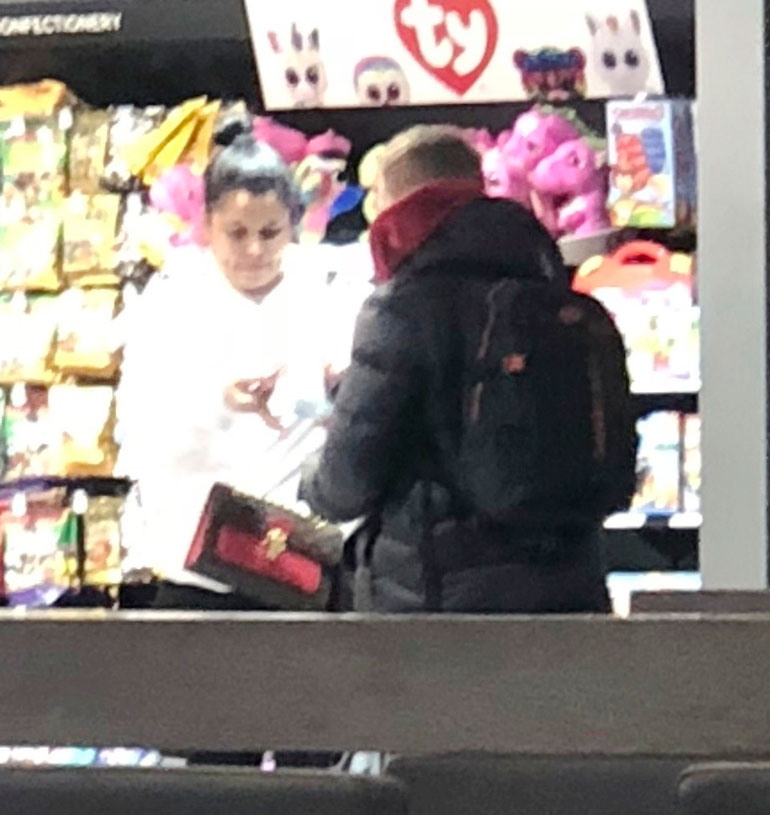 Sampo ja Minttu Kaulanen lentokentällä.