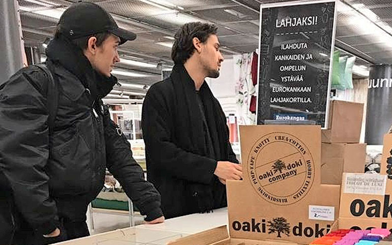 Mert Otsamo kangaskaupoilla.