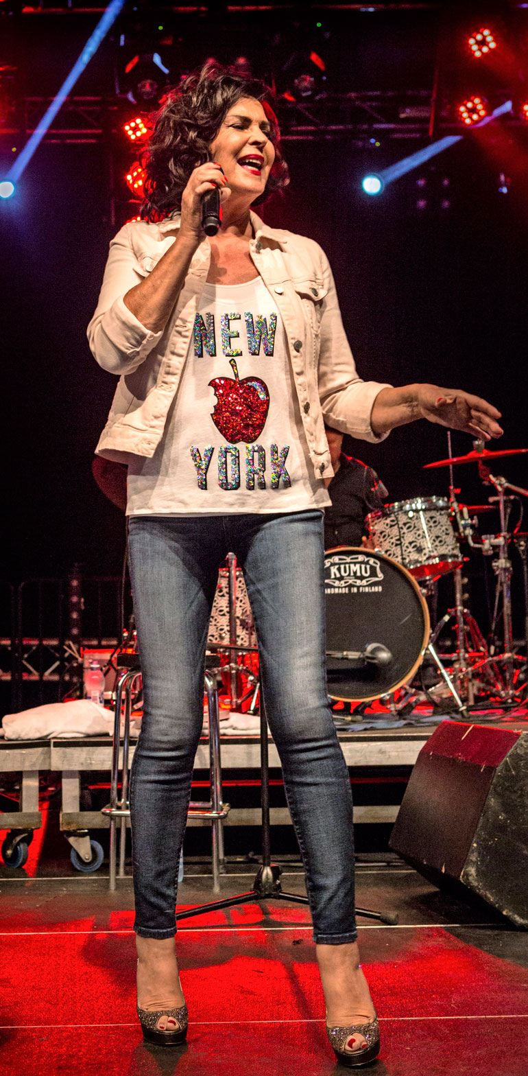 Paula Koivuniemi karaokessa.