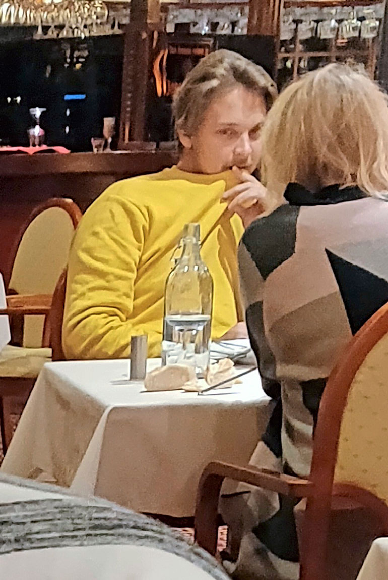 Roope Salminen ja mysteeriblondi ikuistettiin kylpylähotelli Kumpelin ravintolassa. – Kovin Roopea tuntui ujostuttavan, Heinolasta huhuillaan.
