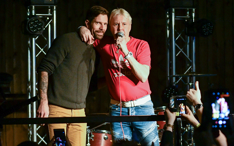 Kaksi mäkihyppylegendaa lavalla. Janne Ahonen (vas.) pääsi todistamaan aitiopikalta Matti Nykäsen Rukan-keikkaa syksyllä 2018.